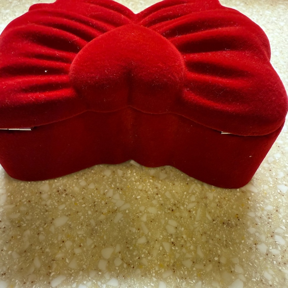 Elegant Red Velvet Bow-Shaped Hinged Small Jewelry Box with Heart NEW - Picture 5 of 11
